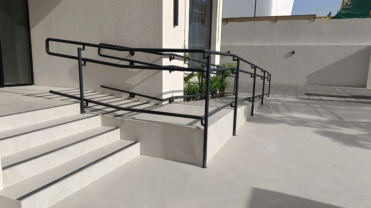 Entrance Steps & Access Ramp